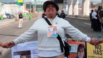 Madres buscadoras bloquearon la autopista México-Toluca para exigir a la Fiscalía del Edomex avances en la localización de sus familiares desaparecidos.