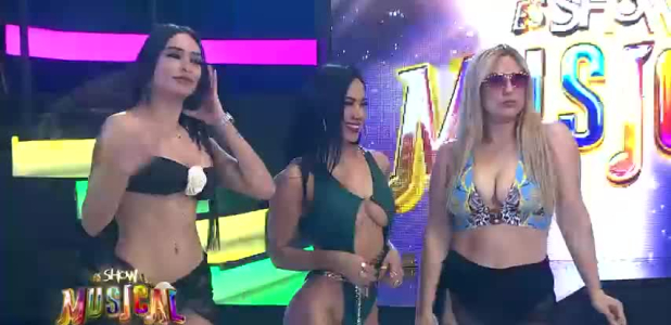 La sensual pasarela en bikini de 'Es Show, el musical'