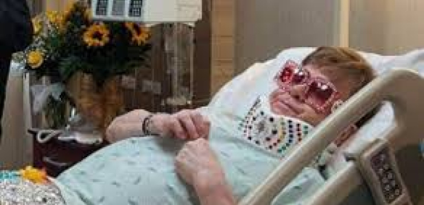 Elton Jhon filma video desde el hospital