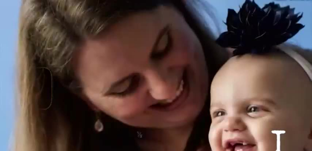 Bebé es operado dentro de la panza de su mamá