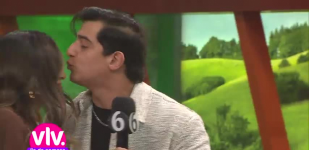 Zair Almendarez intenta robarle un beso a Dani Villa