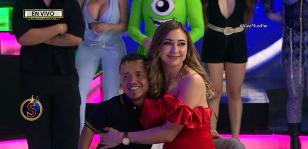 La sensual conductora de 'Es Show' toma una dura decisión en pleno programa