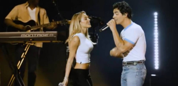 Tini sorprende junto a los Jonas Brothers en Argentina