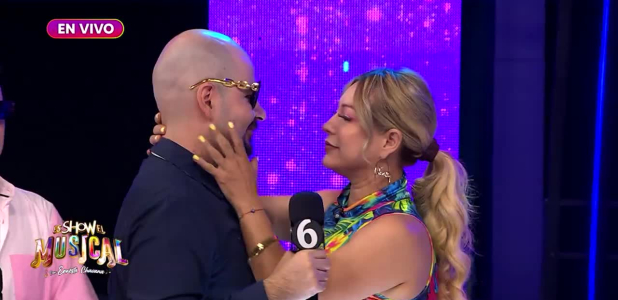Tremendo beso le da Nataly a este invitado