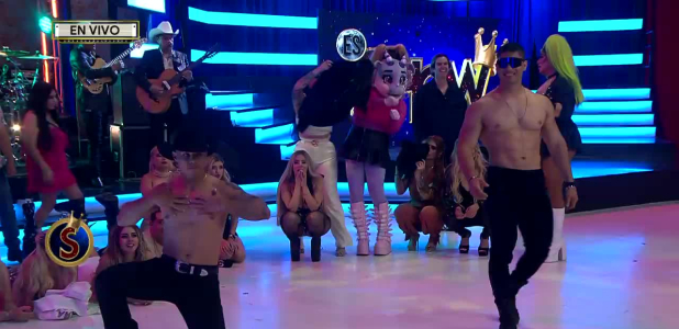 Sensuales pasos de baile de Rubén y 'El Polisexy'