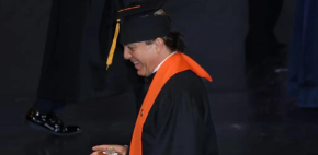 Cristian Castro se gradúa de la preparatoria a los 51 años