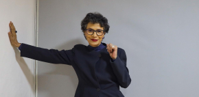Patricia Reyes Spíndola abandona rueda de prensa tras la muerte de su hermana