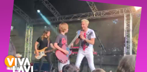 Niño sorprende a Guns N' Roses tocando la guitarra