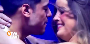 Carlos Rivera y Cynthia sorprenden con romántico beso