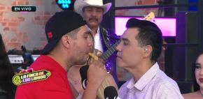 'El Pollo' y Ángel viven romántico momento de la flauta del amor