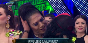 'La Muñeca' se pone atrevida con este beso