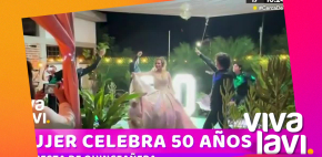 Mujer celebra su fiesta de XV años a los 50