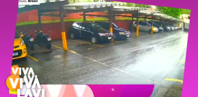 Techo de un estacionamiento se derrumba sobre 20 autos