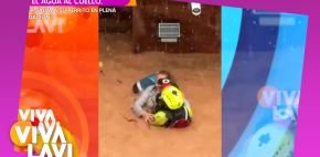 Mujer rescata a su perro en medio de inundación