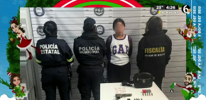 Mamá entra a festival navideño con armas