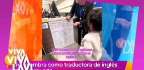 Niña asombra como traductora de inglés en un aeropuerto