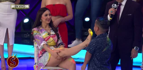 Altonio vive romántico momento con los pies de Aleida