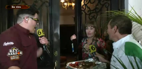 María Julia le regala caguama a Víctor Espino