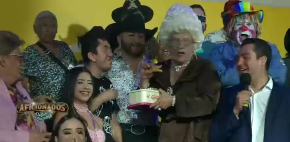 Aficionado sorprende a 'El Pollo' con