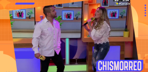 Mariana Ochoa y Jonathn Becerra cantando en 'Chismorreo'