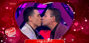 Alfredo Adame da tremendo beso a Ángel Castro
