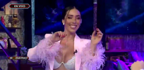 Danik Michell sorprende en entallado traje rosa