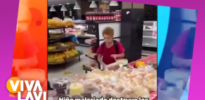 Menor destroza pasteles de exhibición en supermercado