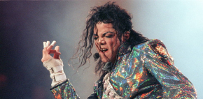 Retrasan película de Michael Jackson