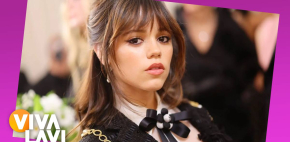 Jenna Ortega le sirve y lame el helado de una persona