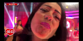 Mamá de Chucky prende a todos con prueba de beso