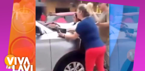 Mujer destroa parabrisas de carro por celos