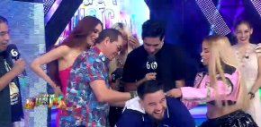 William confiesa ser fan de Chavana y pide firma en vivo