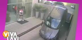 Mujer olvida bajar rampa y cae en su auto