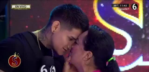 'Chucky' besa a esa señora que viene por su amor