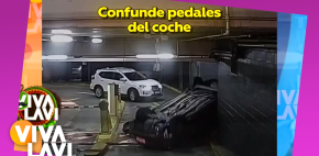 Mujer confuende el freno con el acelerador en estacionamiento