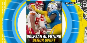 Travis Kelce es golpeado por defensivo de los Chargers