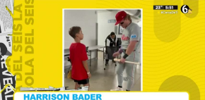Harrison Bader regala bat a niño
