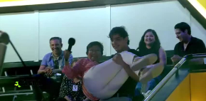 Zair se liga a señora del público