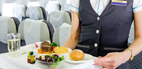 ¿Por qué sabe rara la comida del avión?
