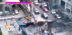 Captan momento donde se abre enorme socavón
