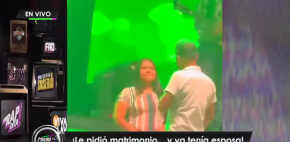 Le pidió matrimonio a su novia en concierto y su esposa se enteró