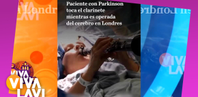 Paciente con parkinson toca el clarinete mientras es operada