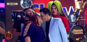 Ángel Castro se besa a Irma