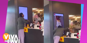 Mujer arroja café caliente a empleada de local