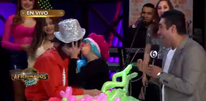 Payasita roba beso a conductores de Aficionados