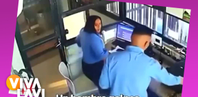 Hombre ataca a compañera de trabajo con su casco