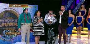 Pako Bernal ayuda a Titta con su silla de ruedas