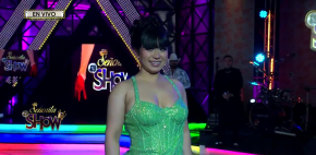 Robertita deslumbra en la pasarela con elegante vestido