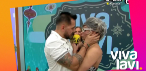 'El Pana' le roba beso a la Maestra Resurrección