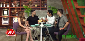 Mujer participa en cabalgata sin caballo